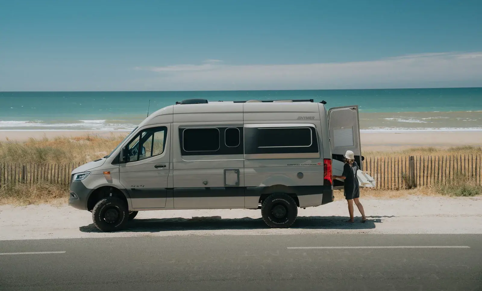 Hymer Grand Canony S Aussenansicht Strand Hej06898 Edit Screen